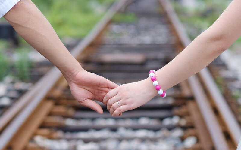 在路途上想起爱情来,觉得最好的爱情是两个人彼此做个伴.